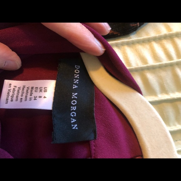 Donna Morgan 3/4 sleeve crepe sheath dress with twisted neckline - Picture 4 of 6